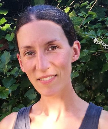 Rosa est anglaise bilingue, formée au Cygnet Training Theatre (école parrainée par Peter Brook). Elle travaille en Angleterre avec diverses compagnies. Elle joue Lucy dans "L’Opéra des Gueux" de J. Gay qui remporte le premier prix du public en 2001 au festival d’Edinburgh, Milady dans "Les Trois Mousquetaires", Juliette dans "Roméo et Juliette", Claire dans "Les Bonnes de Genet", Elise dans "L’Avare" ou Sabine dans "Le Médecin Volant" de Molière… Elle est de retour en France depuis six ans. Pour Théâtre Volubilis, elle joue Eugénie dans "Tango" de S.Mrozek, puis Mme.Popova dans L’Ours et Natalia dans La demande en mariage de Tchekhov, mise en scène de Karim Arrim. Elle travaille aussi à Paris avec la Compagnie Métaphore sur un spectacle jeune public, "L’Eventail de Tengu", mis en scène par Philippe Calmon en Avignon 2012. Elle enregistre régulièrement des voix-off et coach en voix, diction et techniques de conférence en anglais.