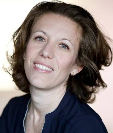 Formée aux Ateliers du Sapajou, à Paris, Samantha souhaite approfondir sa formation et obtient un Master de Théâtre de l’université Hunter College à New York. Elle interprète, entre autres, Korée dans Pluie de Cendres de L. Gaudé, L’amie dans Lit Nuptial de S. Belbel, Mrs. Smith dans La Cantatrice Chauve de E. Ionesco, La Mère dans Noces de Sang de F. G. Lorca, Nick dans The Time of Your Life de W. Saroyan et Fanny dans Conseils Pour Une Jeune Epouse de M. Aubert. Samantha interprète également des rôles dans ses propres pièces, tels que Tania dans Terre Violée et Perrine dans Le Poisson Rouge, pièce sélectionnée au Dream Up Festival de New York. Une autre de ses pièces, Miss Peppermint est sélectionnée et mise en scène au Midtown International Theater Festival de New York. Elle écrit et met en scène Les Comptines de Naïa et L’Incroyable Voyage du Lutin de Noël, spectacles de marionnettes musicaux et bilingues. Depuis son retour en France, Samantha travaille avec diverses compagnies de théâtre et a tourné dans plusieurs Court Métrages et séries télévisées. Elle rejoint l’équipe du Collectif La Falaise en 2019 et reprend le rôle de Jane dans le spectacle bilingue "In Love With Shakespeare".